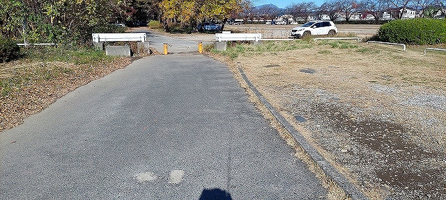 管理棟で受付を済ませ柄そのまま車止めまで直進した辺りに駐車するのが対岸に渡るにはあまり歩かなくて済みます。