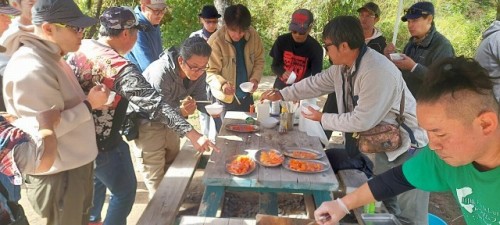 頂き鱒に群がる釣り亡者たち！